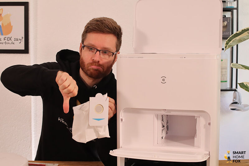 Der Einwegbeutel der ECOVACS DEEBOT X5 OMNI Station wird durch einen Smart Home Fox Mitarbeiter in den Händen gehalten.